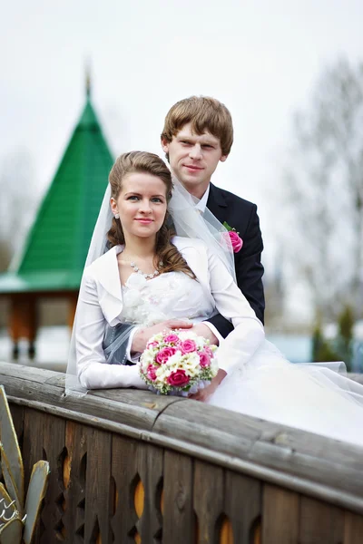 Bride and groom on bridge — Stock Photo, Image