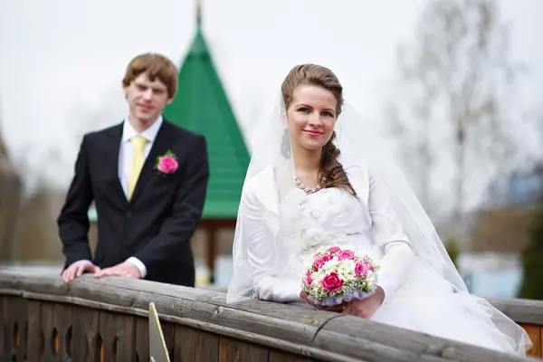 Brautpaar auf Brücke — Stockfoto