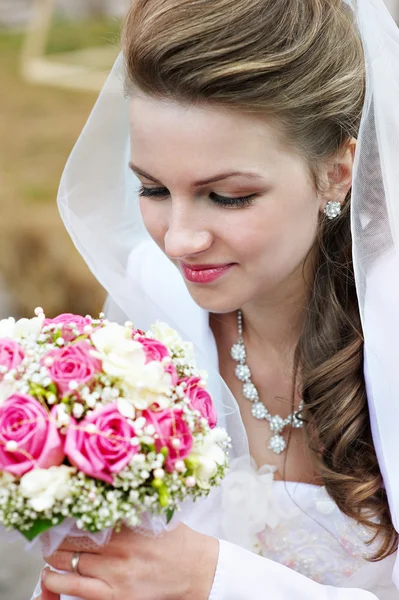 Skönhet brud med bröllop bukett — Stockfoto