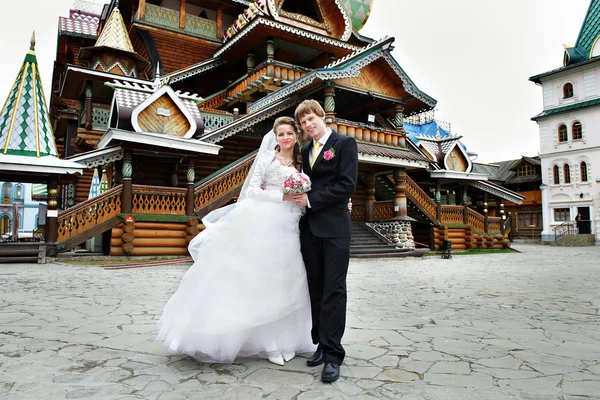 Novia y novio sobre el palacio de madera —  Fotos de Stock