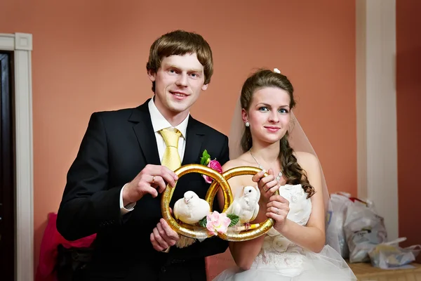 Novia y novio felices con palomas y anillos — Foto de Stock