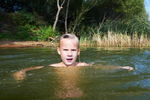 Girl swimming in the lake — Stock Photo, Image