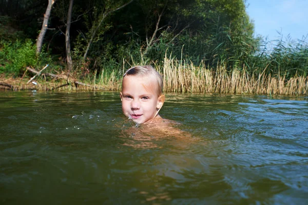 Meisje zwemmen in het meer — Stockfoto
