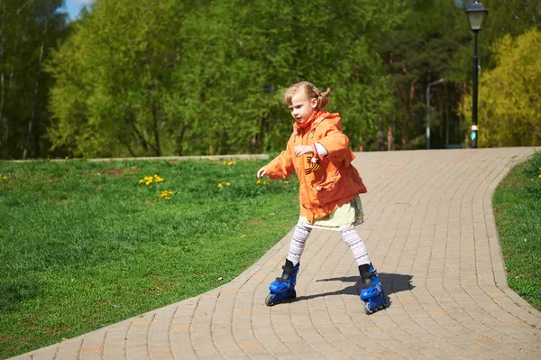Dziewczyna jeździ na rolkach — Zdjęcie stockowe