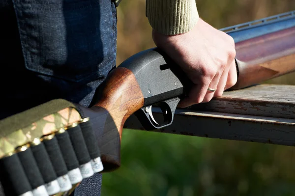 Hagelgevär i hand hunter — Stockfoto