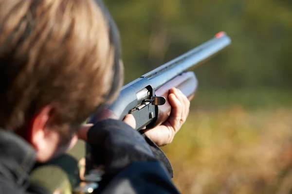 Shooter neemt doel voor schot — Stockfoto