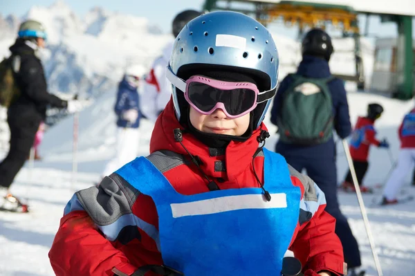 Маленький спортсмен на горнолыжном курорте — стоковое фото