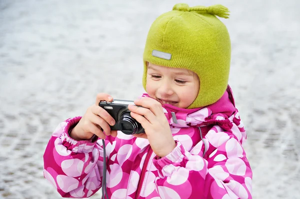 Legrační malá holčička s fotoaparátem — Stock fotografie
