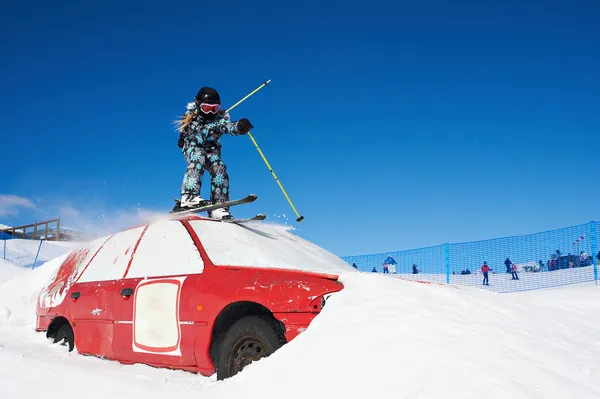 Extremalna jazda na nartach w ski parku — Zdjęcie stockowe