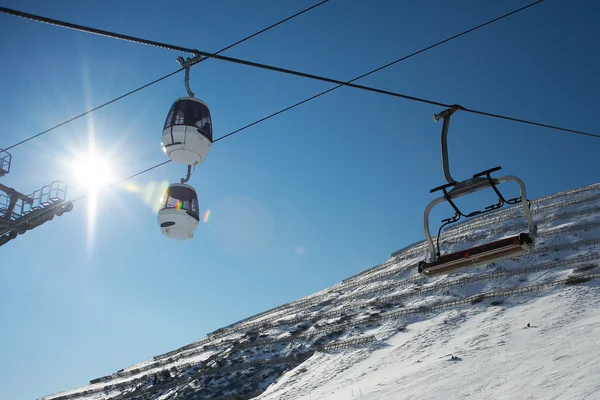 स्की लिफ्टों और ढलान से सुरक्षा के साथ ढलान — स्टॉक फ़ोटो, इमेज