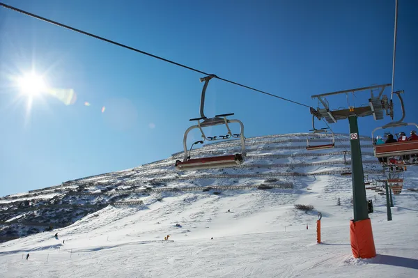 スキー場のリフトと斜面で雪崩から保護 — ストック写真