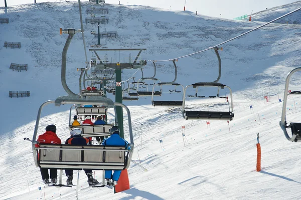 Widok na stoki narciarskie i ludzi na wyciągi krzesełkowe — Zdjęcie stockowe