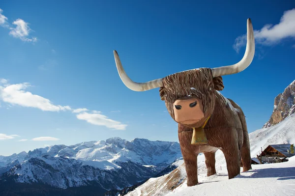 Grande touro nas montanhas da Itália — Fotografia de Stock