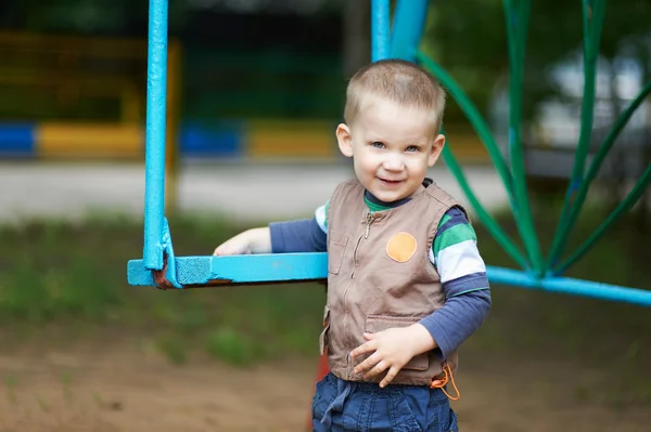 小さな男の子は、スイング近くに立っています。 — ストック写真