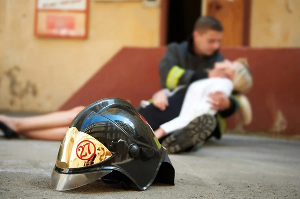 Kadınlar ateşin içinde kaydetme — Stok fotoğraf