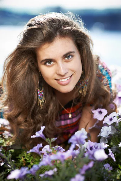 Giovane bella ragazza della porta accanto con fiori viola — Foto Stock