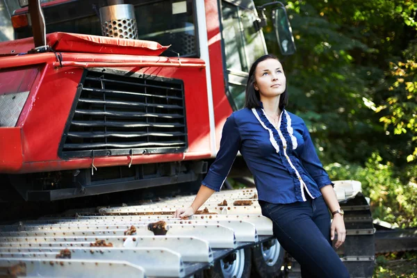 Vonzó lány a lánctalpas traktor — Stock Fotó
