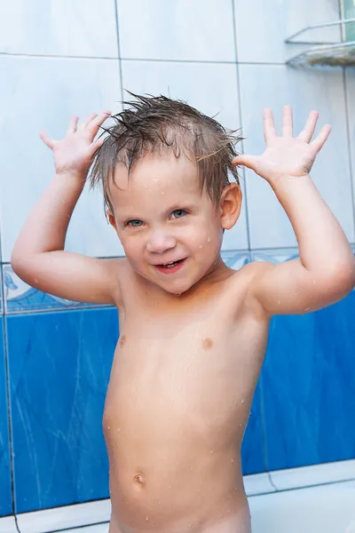 Веселый ребенок в ванной — стоковое фото