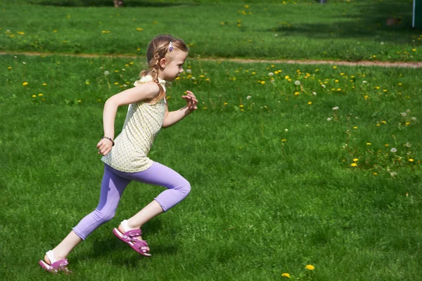 Klein meisje springen, running — Stockfoto