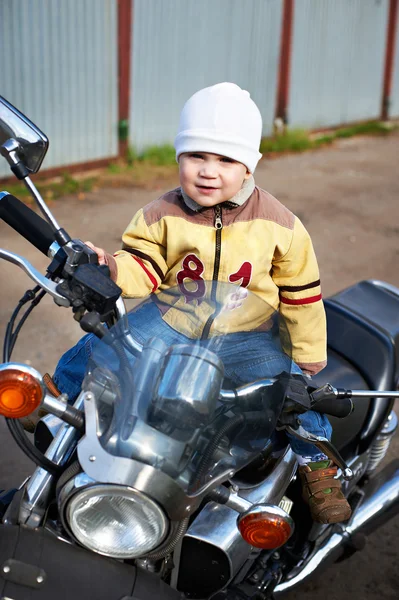 Μικρό αγόρι κάθεται στη μοτοσικλέτα — Φωτογραφία Αρχείου