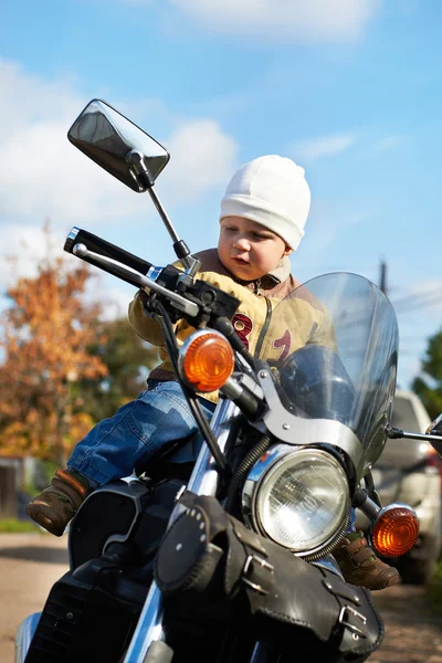 Niño pequeño se sienta en la motocicleta —  Fotos de Stock