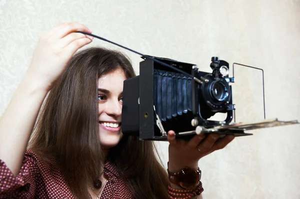 Menina jovem com raridade da câmera velha — Fotografia de Stock