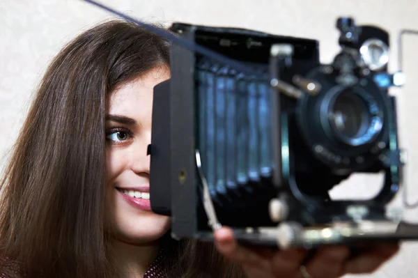 Mladá dívka a starý fotoaparát — Stock fotografie