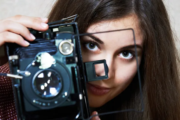 Junges Mädchen und alte Kamera — Stockfoto