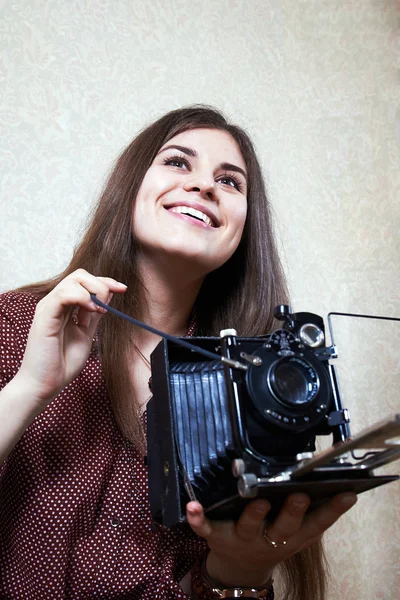 Chica joven y vieja cámara — Foto de Stock