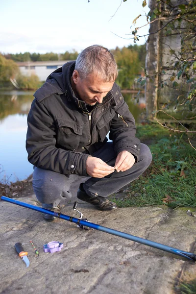 Man in een vijver vissen — Stockfoto