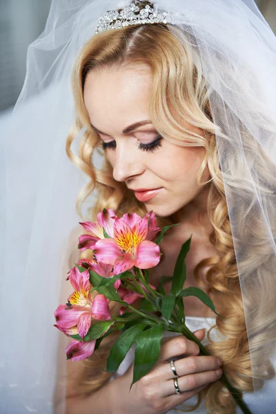 Portrait belle mariée avec bouquet — Photo