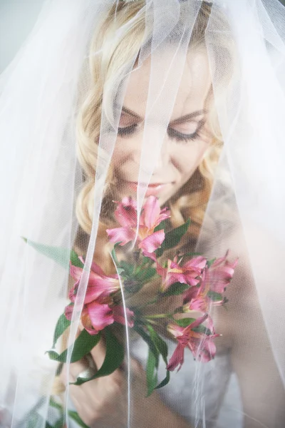 Beautiful bride with bouquet of lilies — Stock Photo, Image