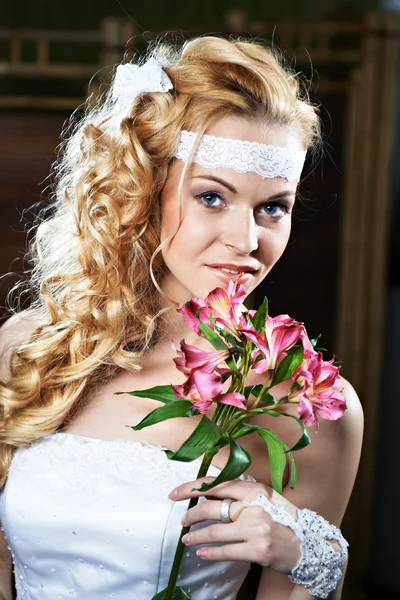 Retrato hermosa novia con ramo —  Fotos de Stock