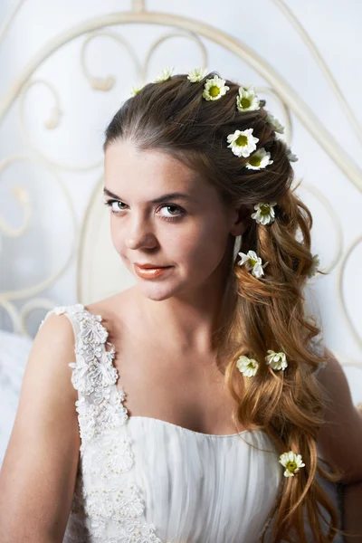 Porträt schöne Braut mit Blumen im Haar — Stockfoto