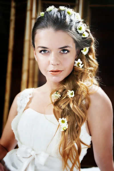 Bella sposa con fiori nei capelli — Foto Stock