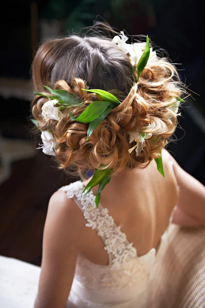 Peinado tejido con flores lirio —  Fotos de Stock