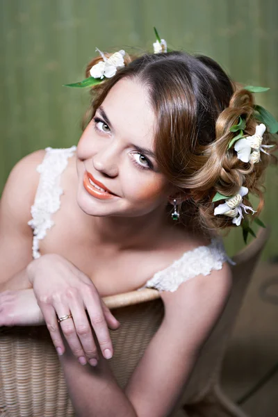 Portré karosszékben a gyönyörű menyasszony — Stock Fotó