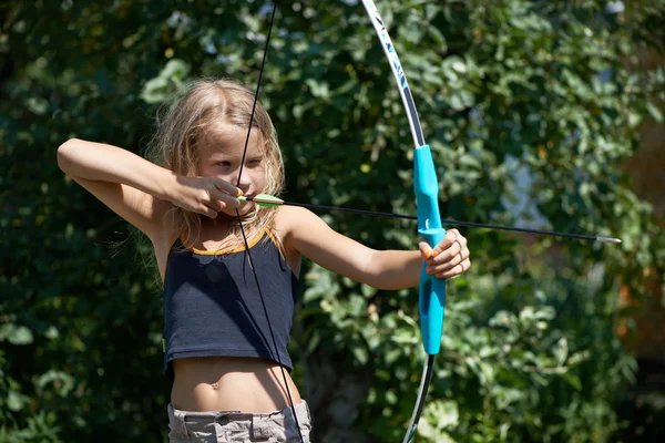 Girl aim with bow — Stock Photo, Image