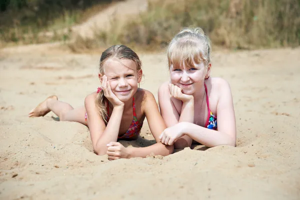 Glückliche kleine Mädchen am Sandstrand — Stockfoto