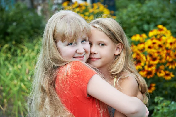 Sisters hugging — Stock Photo, Image