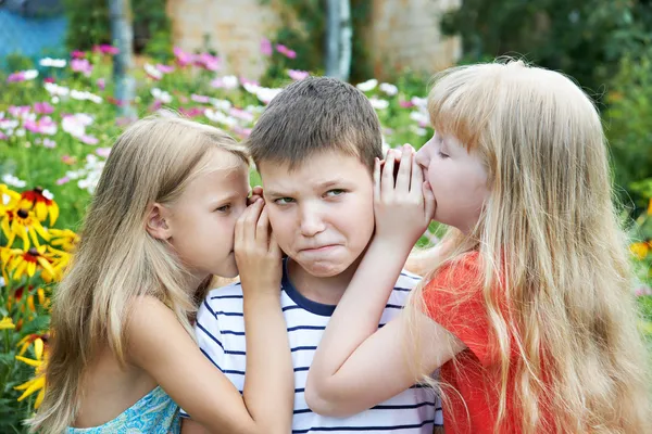 Schwester flüsterte seinem Bruder zu — Stockfoto