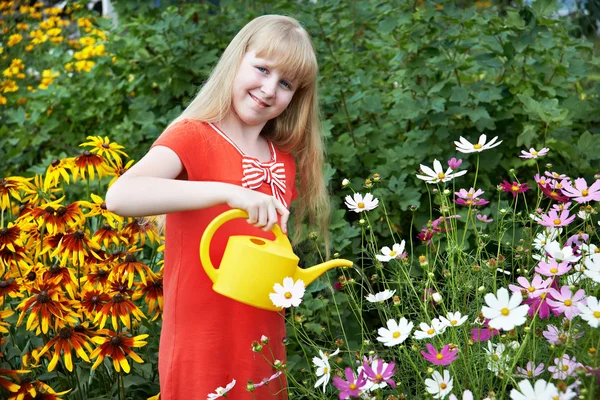 Bambina irrigazione fiori — Foto Stock