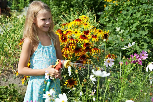 Bambina irrigazione fiori — Foto Stock