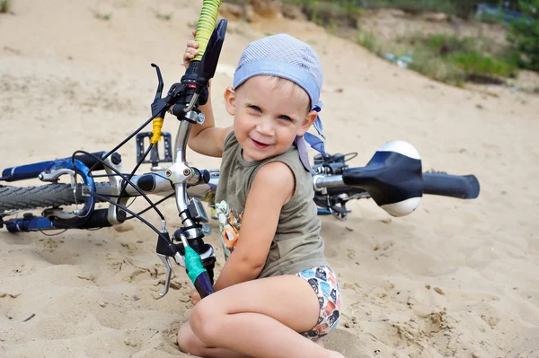 Criança com uma bicicleta — Fotografia de Stock