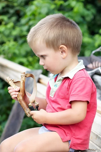 Küçük oğlanla slingshot — Stok fotoğraf