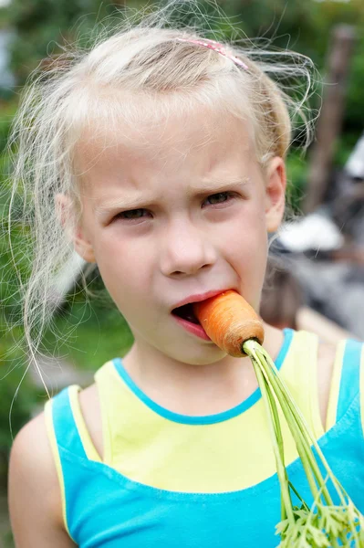 Kleines Mädchen isst Karotte — Stockfoto