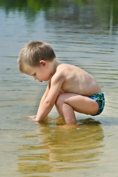 Bambino sulla riva del fiume — Foto Stock