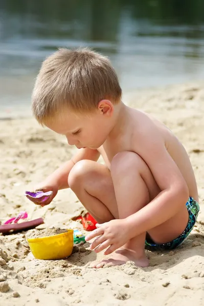 Lapsi leikkii hiekassa — kuvapankkivalokuva