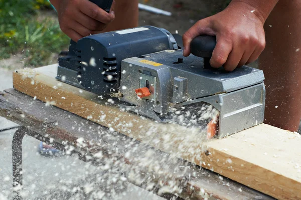 Tischler mit elektrischem Hobel — Stockfoto