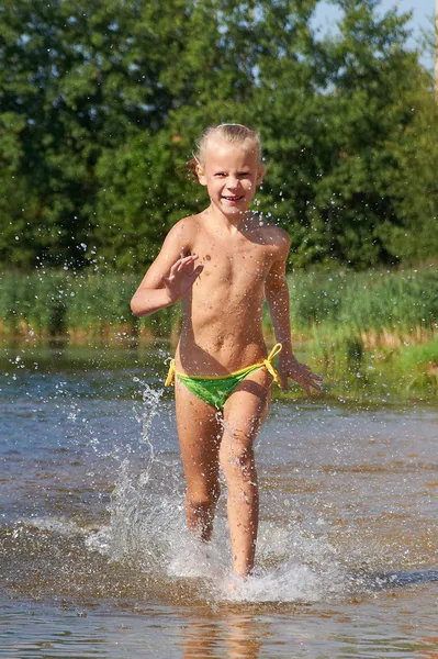 Petite fille courant dans l'eau — Photo